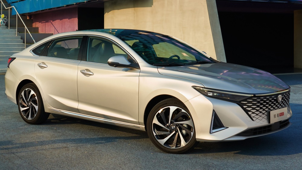 Changan Raeton Plus боковая передняя часть