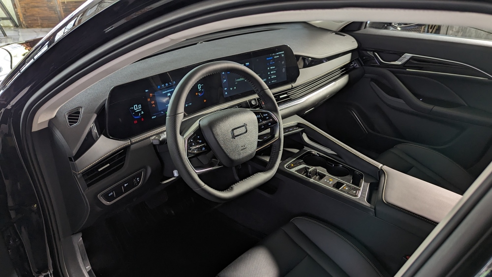 Обновленный интерьер салона лифтбека FAW Bestune B70