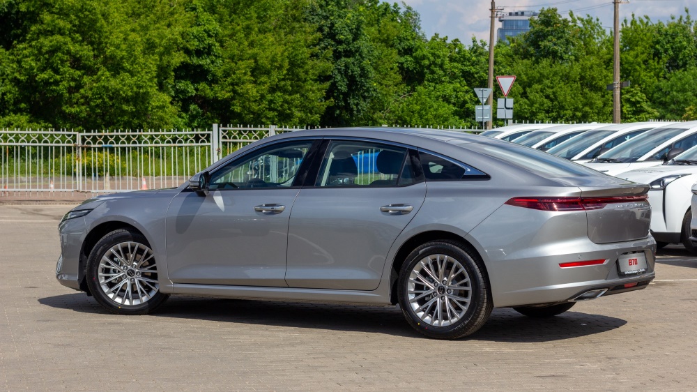 новый FAW Bestune B70 четвертого поколения в Беларуси вид сбоку сзади