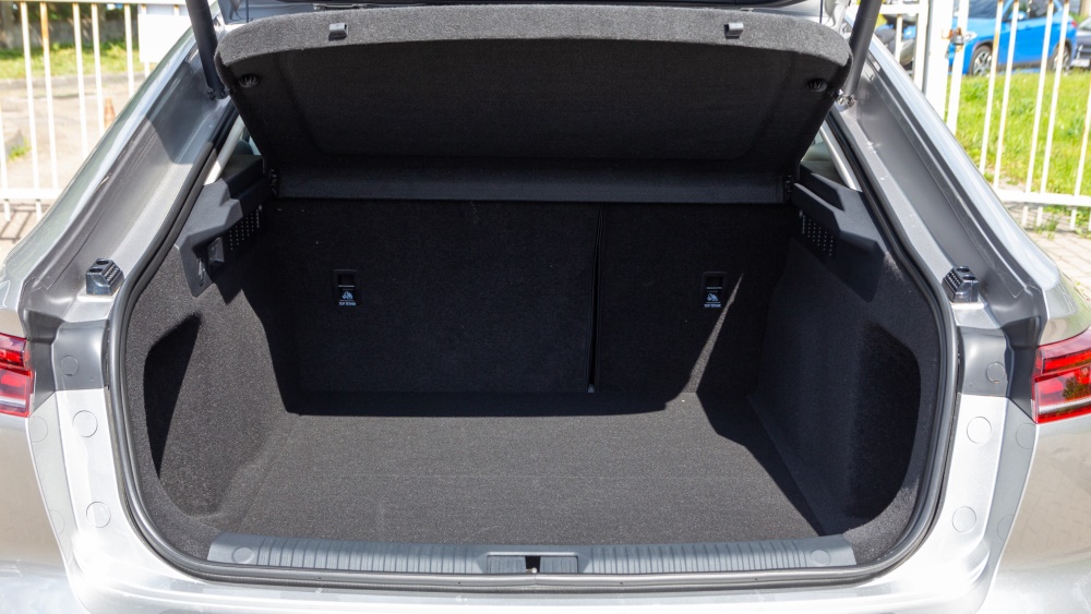 новый FAW Bestune B70 четвертого поколения в Беларуси салон салон багажник кузов лифтбек