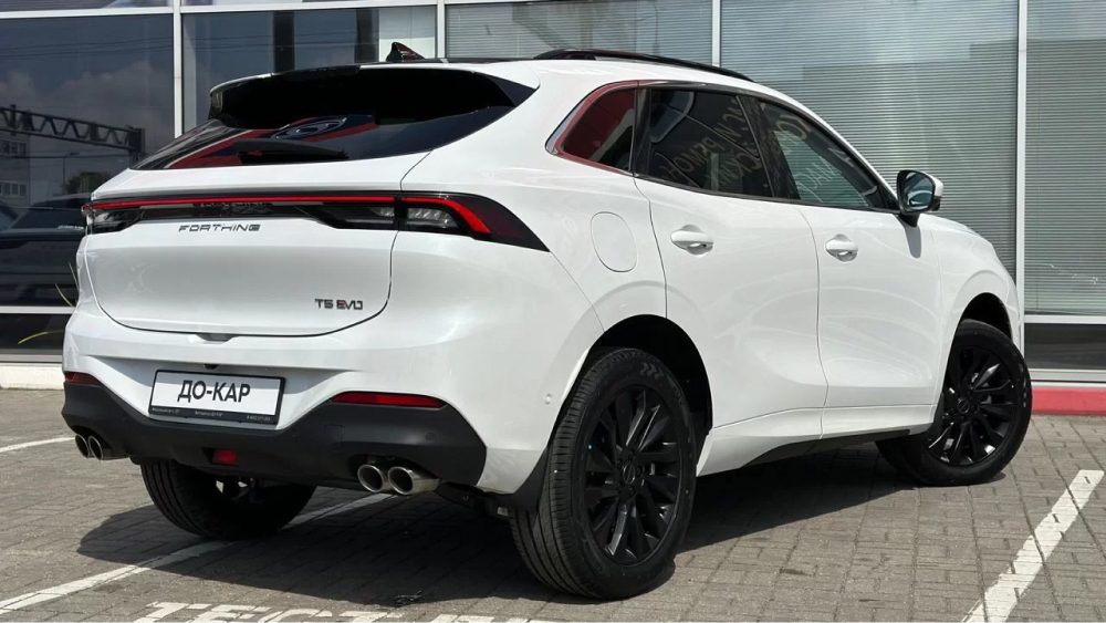 forthing t5 evo белая сторона вид сзади у дилера в автосалоне перед покупкой автомобиля