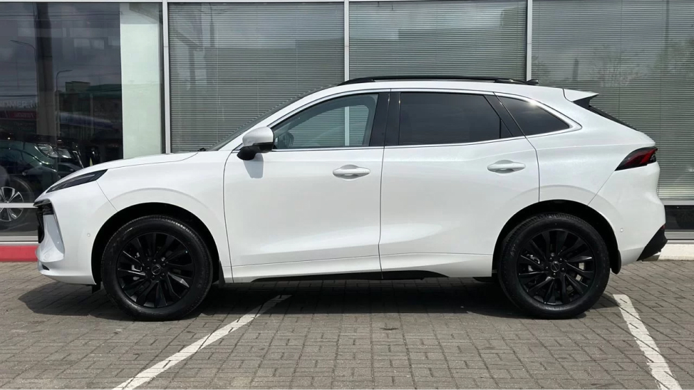 forthing t5 evo вид сбоку белый дилерский автосалон перед покупкой автомобиля