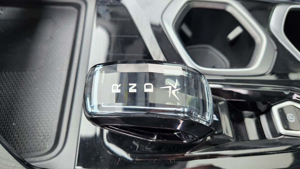 Салон кроссовера Geely Atlas салон туннельный селектор Flagship Sport