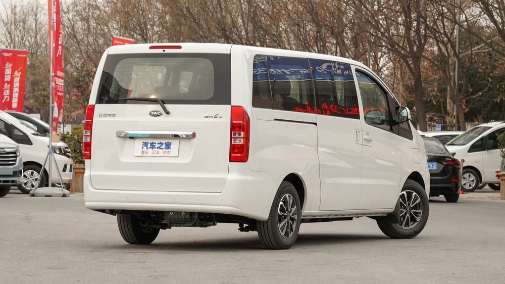 Электрический минивэн JAC Refine E3, вид сзади