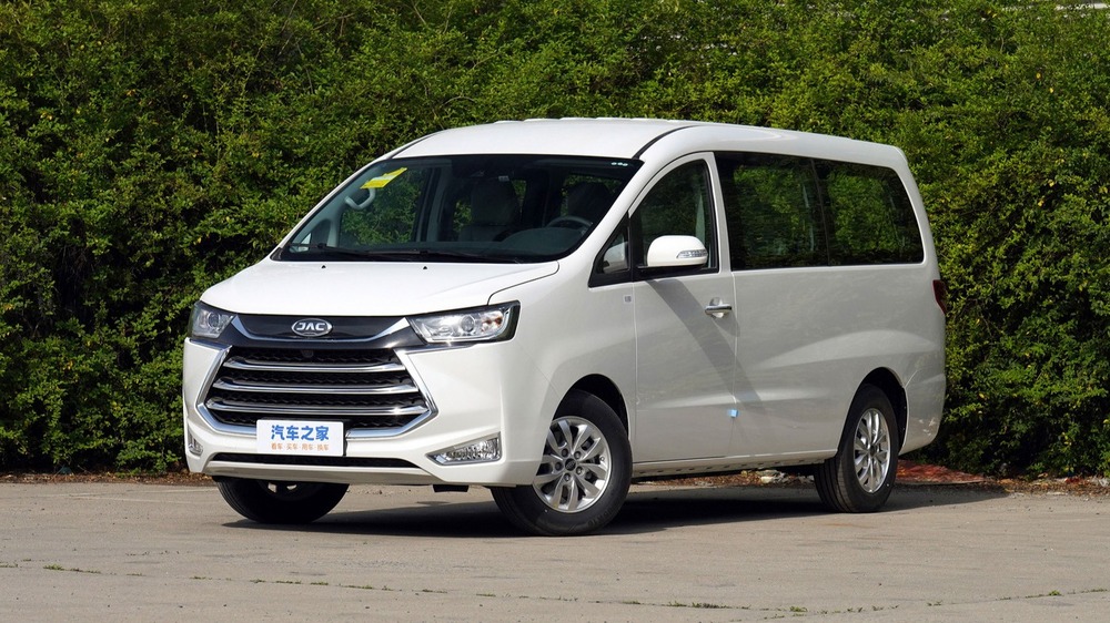 Электрический минивэн JAC Refine E3, вид сбоку спереди