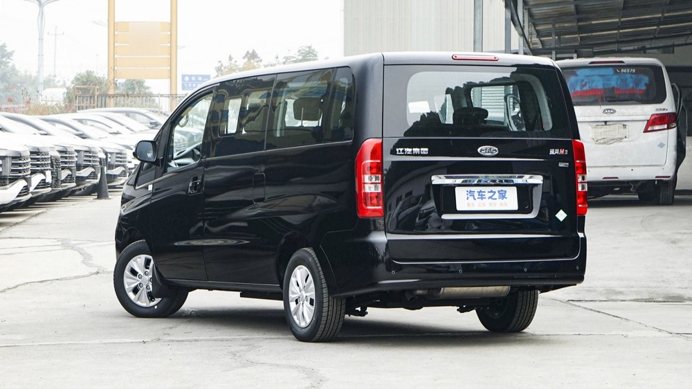 Минивэн JAC Refine M3 вид сбоку сзади