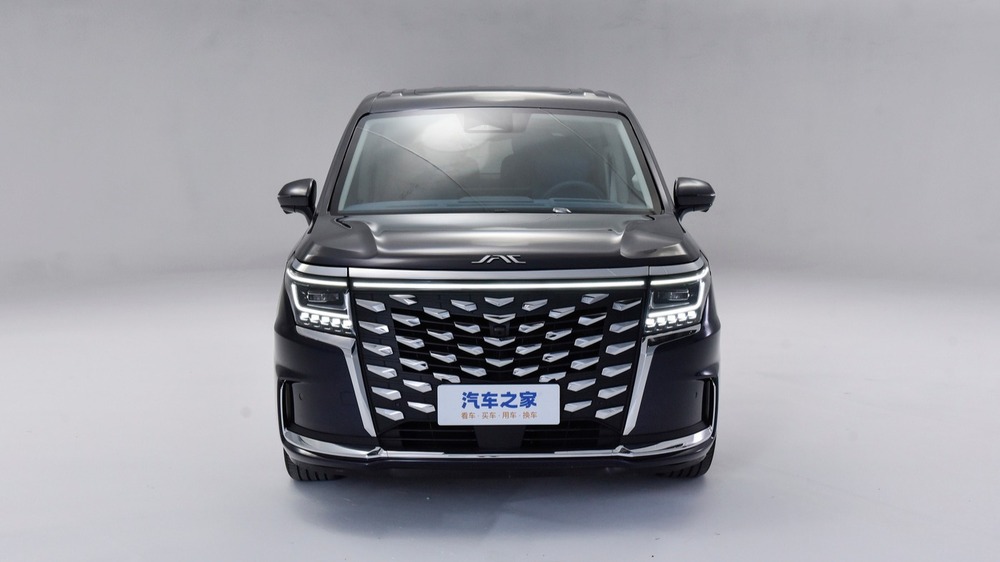 Гибридная версия минивэна JAC Refine RF8 спереди