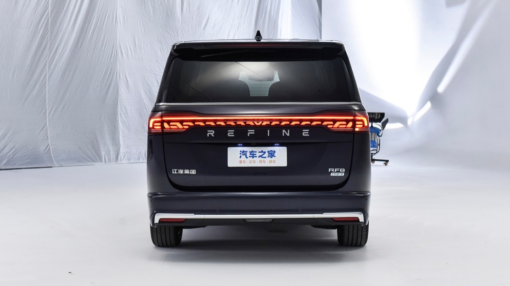 Гибридная версия минивэна JAC Refine RF8 сзади
