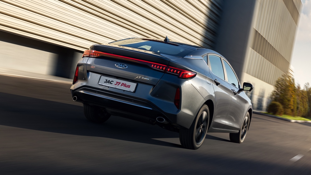 Лифтбек JAC J7 Plus вид сзади в Казахстане в динамике
