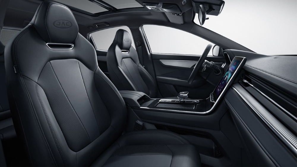 Салон JAC J7 Plus интерьер первого ряда сидений