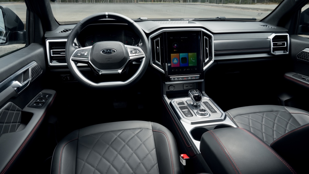 Интерьер салона пикапа JAC T9