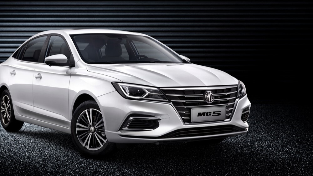 Вид спереди седана MG5 в России