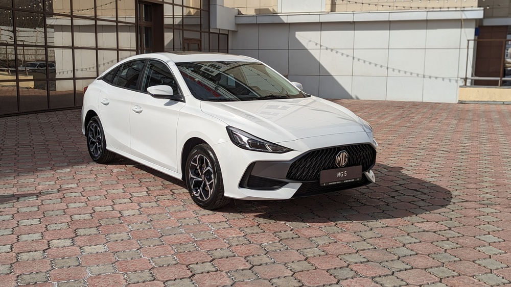 MG 5 Седан вид сбоку спереди