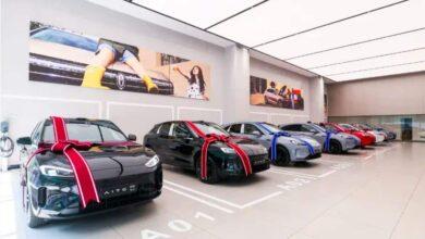 В Китае официально начались поставки нового кроссовера Aito M5 по цене от 34 600 долларов США В Китае официально начались поставки нового кроссовера Aito M5 по цене от 34 600 долларов США