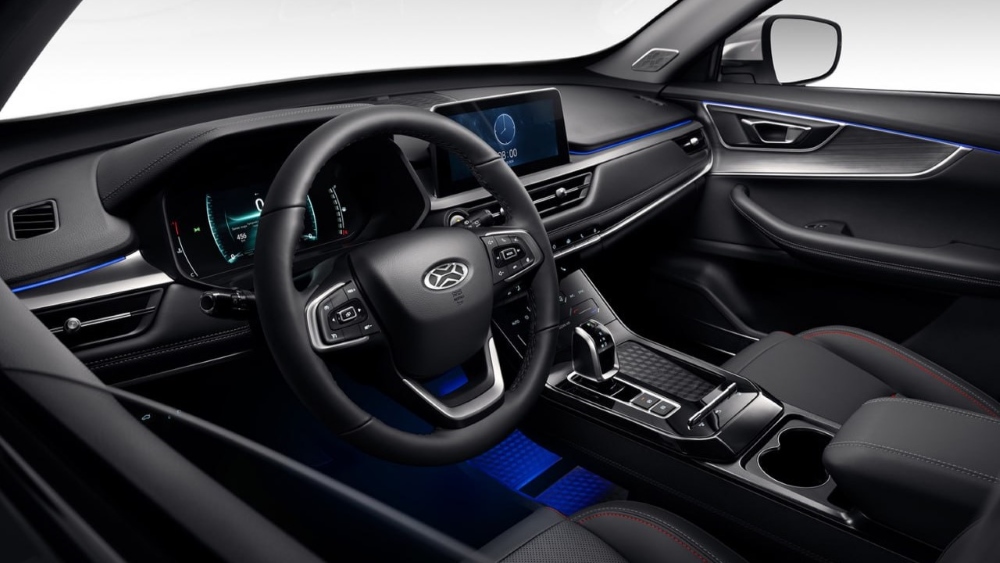 Интерьер кроссовера Xcite X-Cross 7