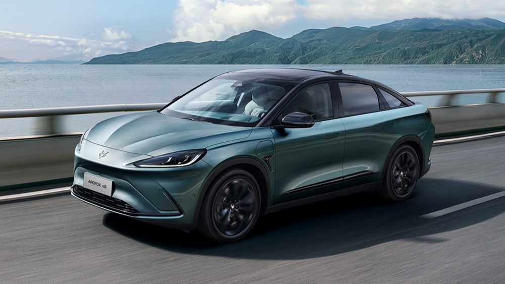 Arcfox Alpha S лифтбек, боковая передняя часть, зеленые официальные изображения