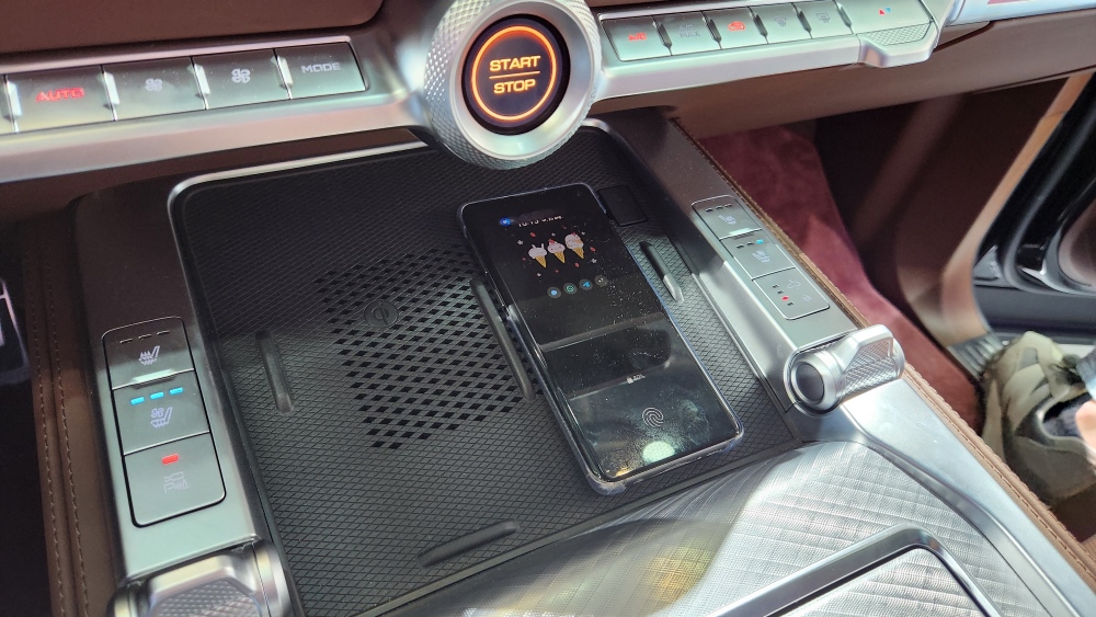 Внедорожник Tank 700 Hi4-T салон салон беспроводная зарядка