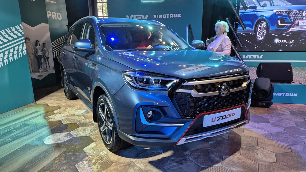 Презентация боковой части кроссовера VGV U70 Pro спереди
