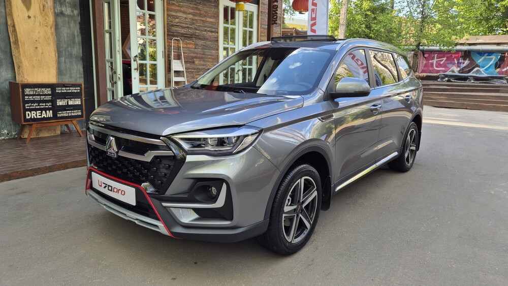 Кроссовер VGV U70 Pro, вид спереди сбоку