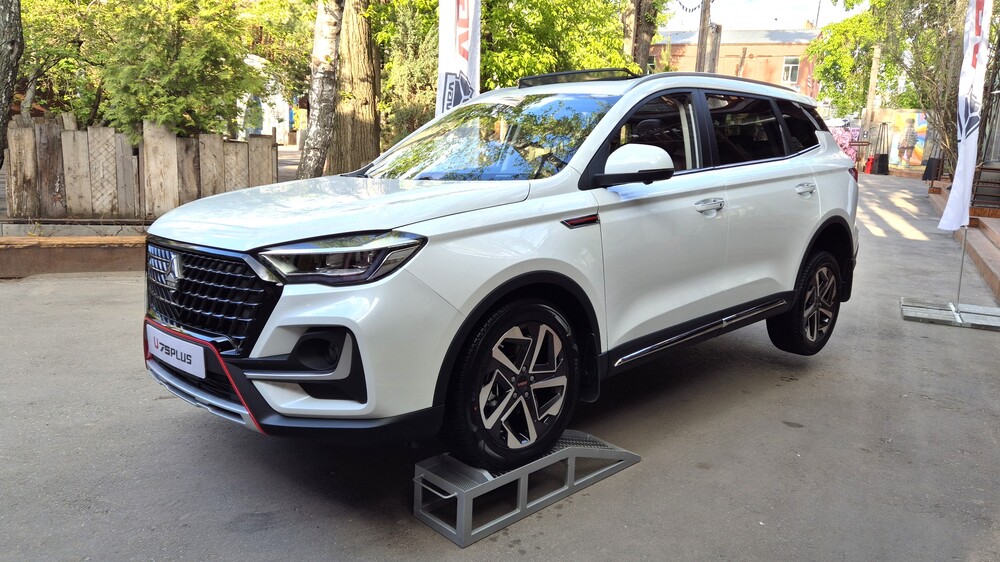 Презентация боковой части кроссовера VGV U75 Plus спереди