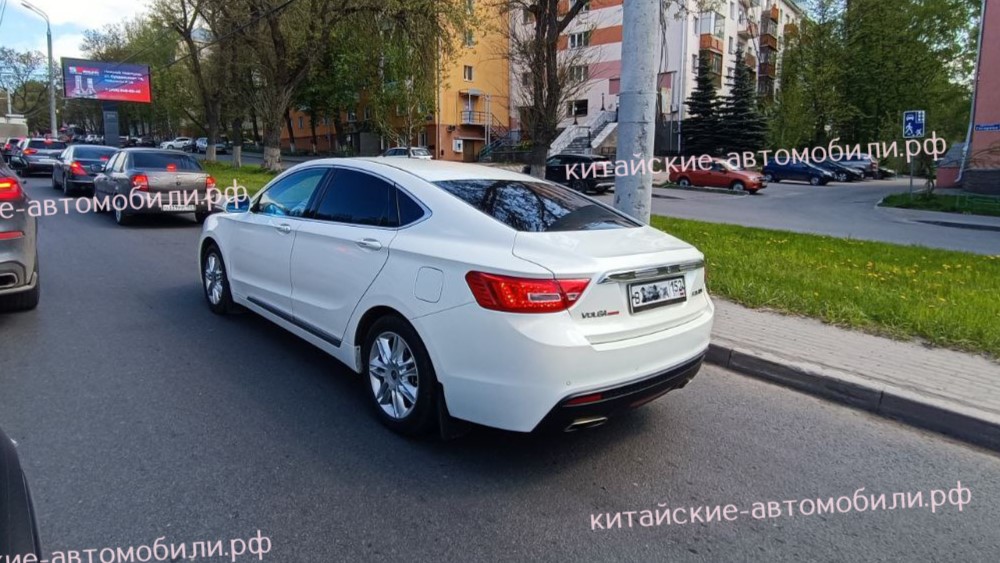 Новая Волга Geely Emgrand GT в Нижнем Новгороде тюнинговый олень на капоте сбоку сзади