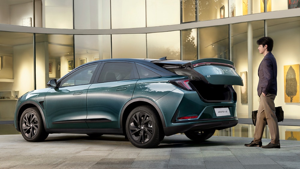 Arcfox Alpha S лифтбек сбоку сзади, зеленые официальные изображения