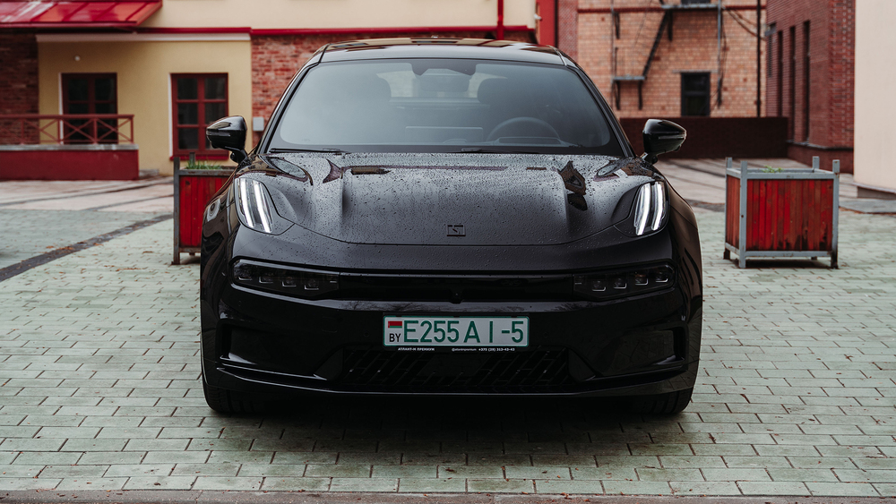 Zeekr 001 спереди в Беларуси тест официальный