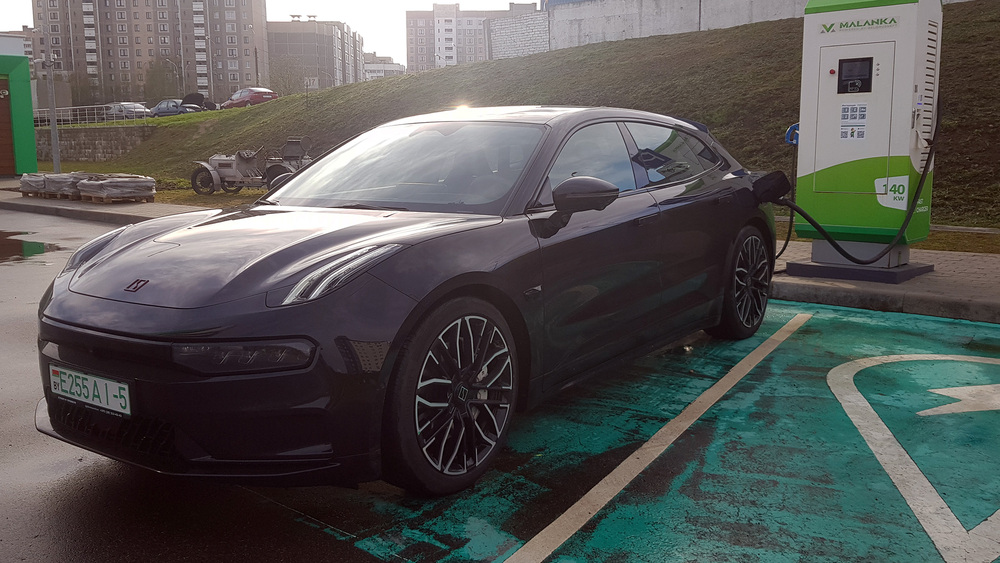 Zeekr 001 сбоку спереди в Беларуси тест официальный на зарядке