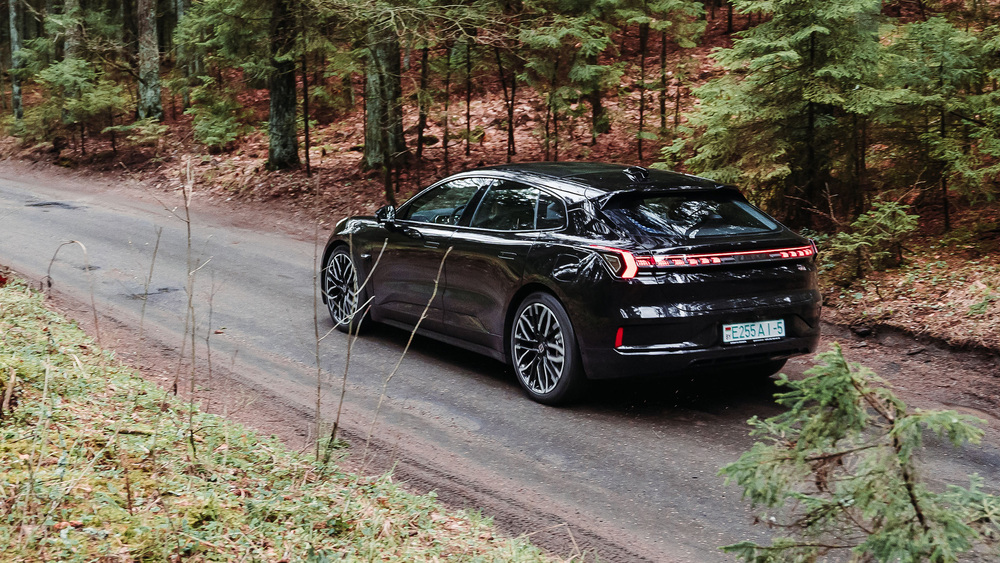 Zeekr 001 сбоку сзади в Беларуси тест официальный