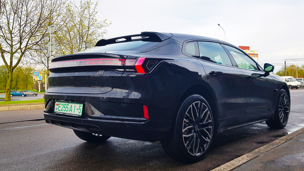 Zeekr 001 сбоку сзади в Беларуси тест официальный