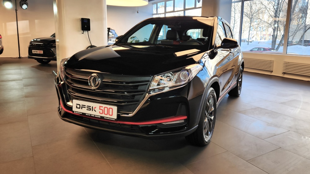Кроссовер Dongfeng 500 боковая передняя часть