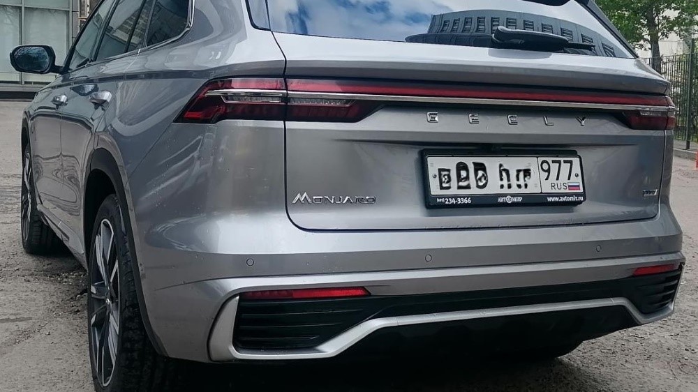 Geely Monjaro вид сзади