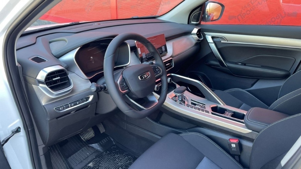 Еще в одной упряжке. Они приходят купить Geely Coolray и уезжают на Belgee X50.