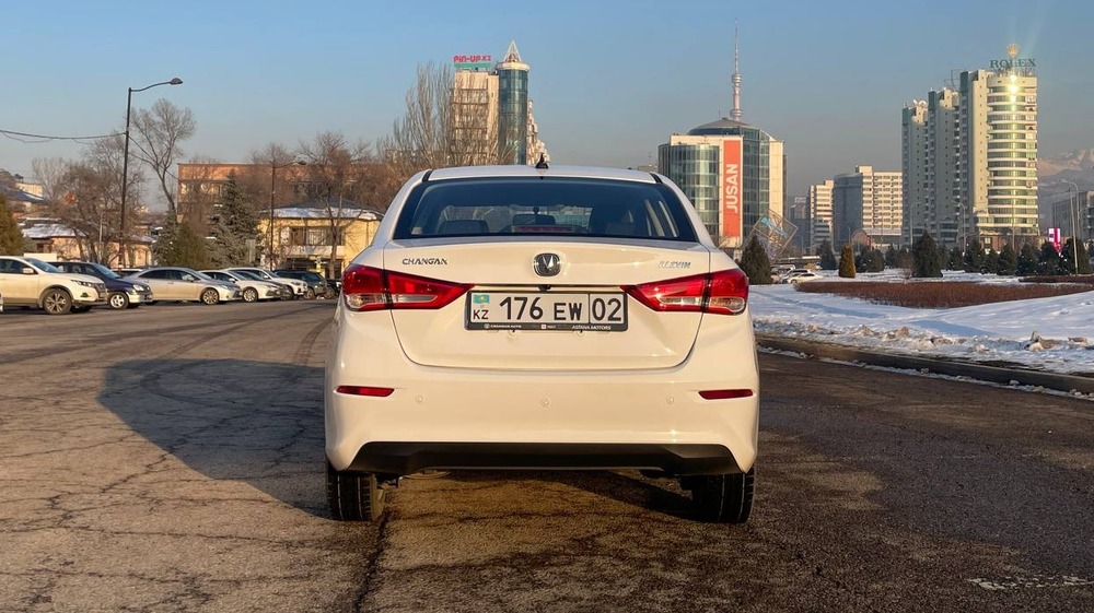 Тест Changan Alsvin сзади в Казахстане