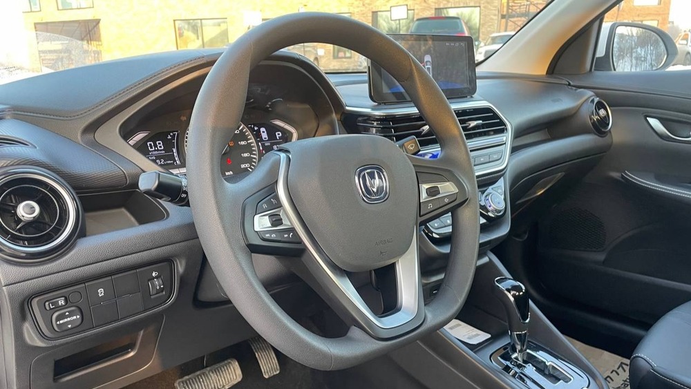 Тест Changan Alsvin в интерьере салона в Казахстане