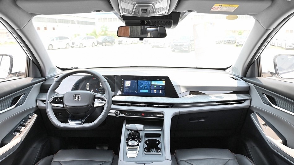 Интерьер салона Changan CS75 Plus третьего поколения