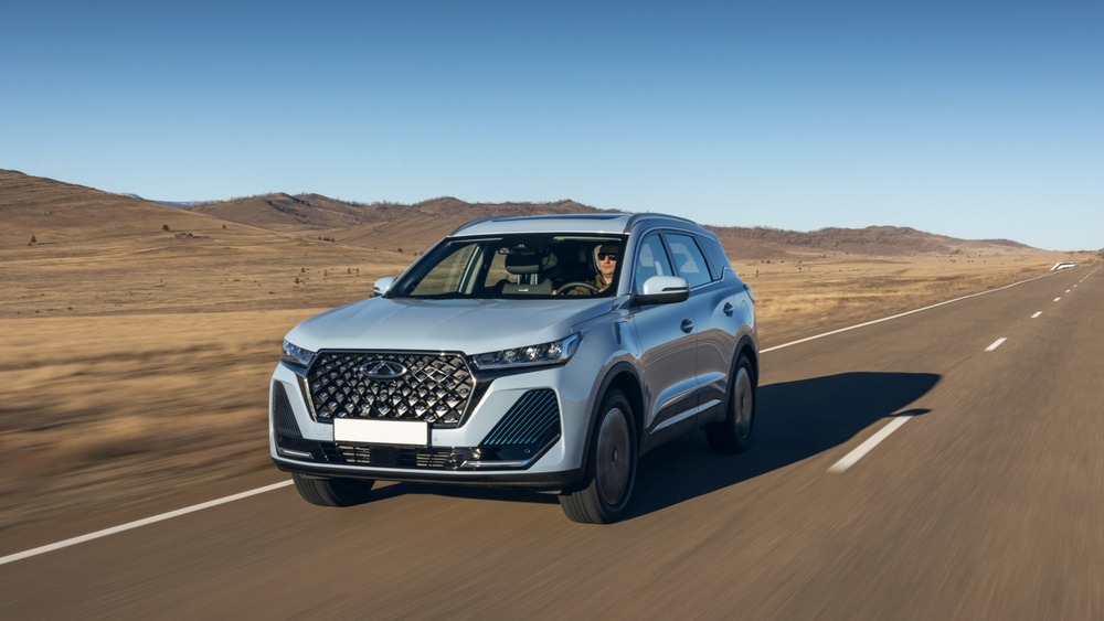 Гибридный Chery Tiggo 7 Pro Plug-in Hybrid в динамике спереди сбоку