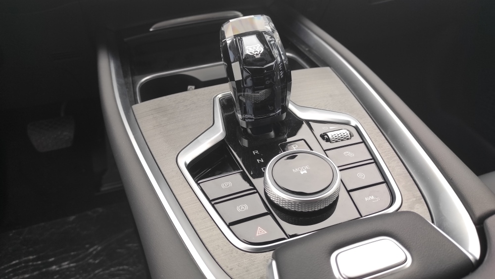 обновлен салон салона Chery Tiggo 7 с селектором передач тигр