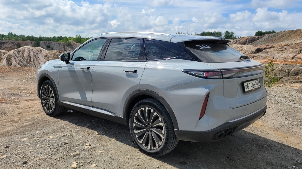 Exeed RX, вид сзади сбоку