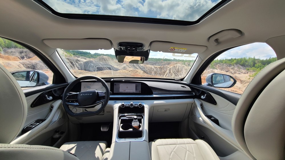 Интерьер салона Exeed RX