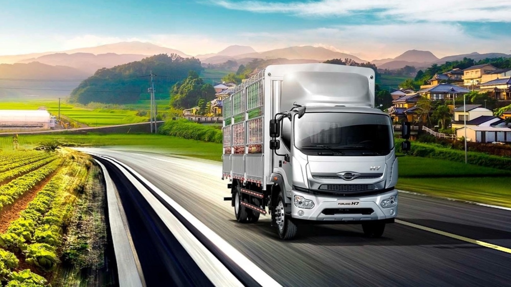 Флагманский грузовик Forland 12, вид сбоку спереди