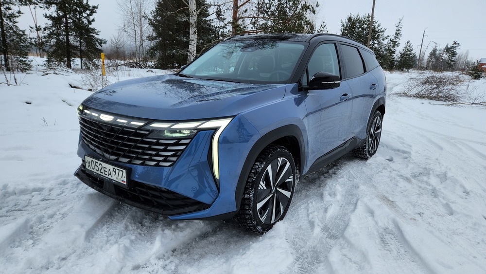 Кроссовер Geely Atlas вид сбоку спереди