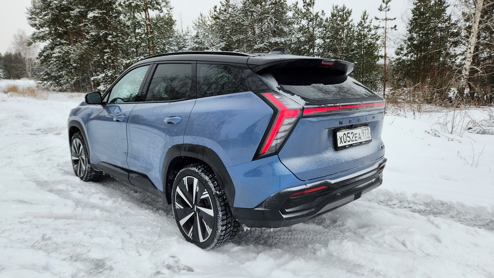 Кроссовер Geely Atlas, вид сзади сзади