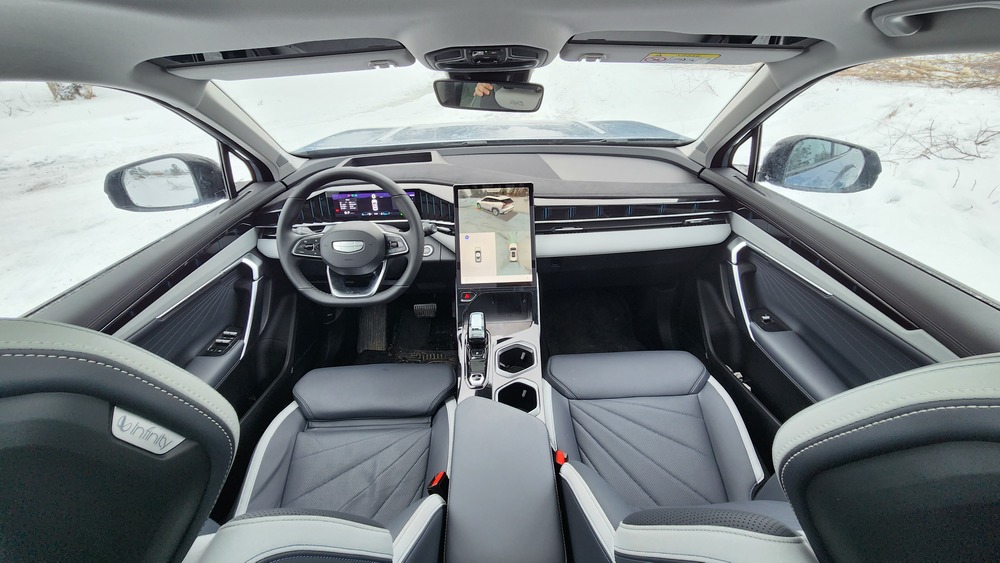 Интерьер салона кроссовера Geely Atlas