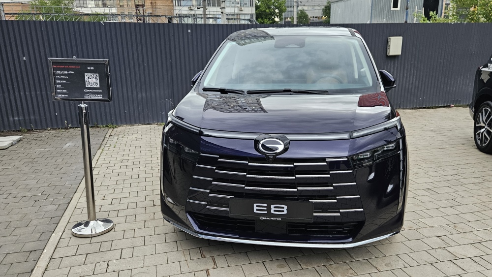 Гибридный минивэн GAC E8, вид спереди