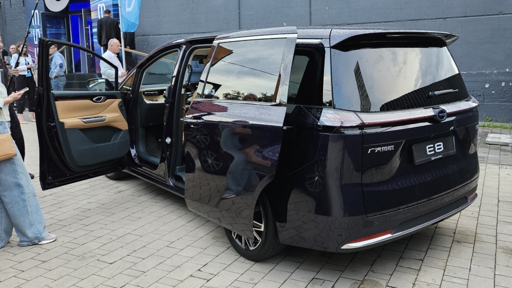 Гибридный минивэн GAC E8, вид сбоку сзади