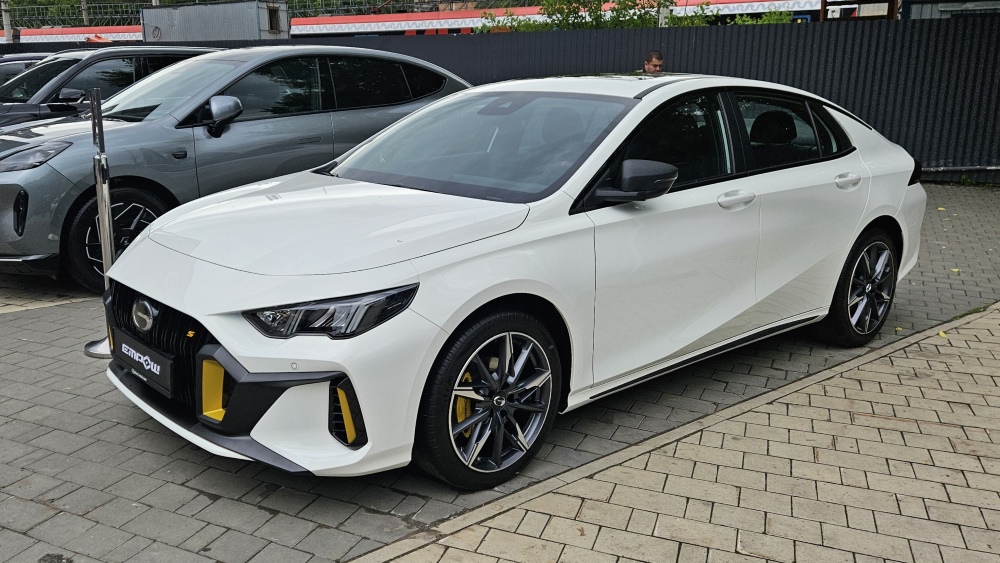 Седан GAC Empow, вид сбоку спереди