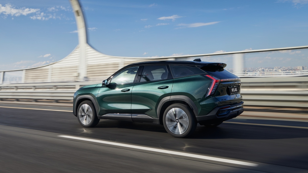 Цена кроссовера Geely Atlas с полным приводом в боковой задней динамике