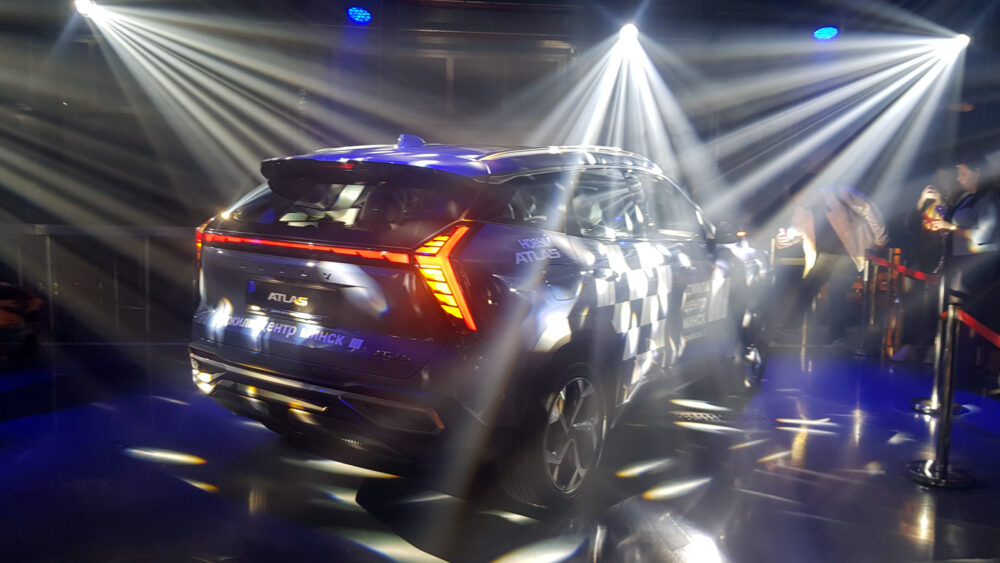 Geelу Atlas New в Беларуси сбоку на задней презентации дилера