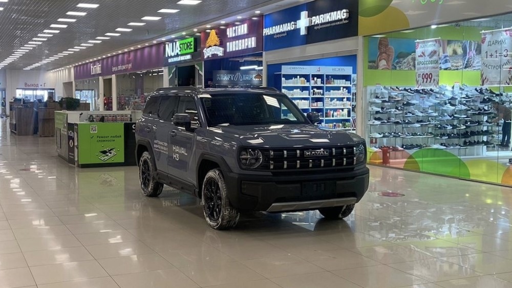 Haval H3 вид сбоку спереди в ТЦ в Пензе у дилера